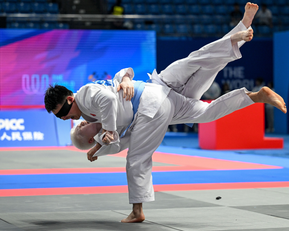 颁奖仪式上, kZAUA, 上向队友卡 颁奖仪式上, kZAUA, 上向队友卡