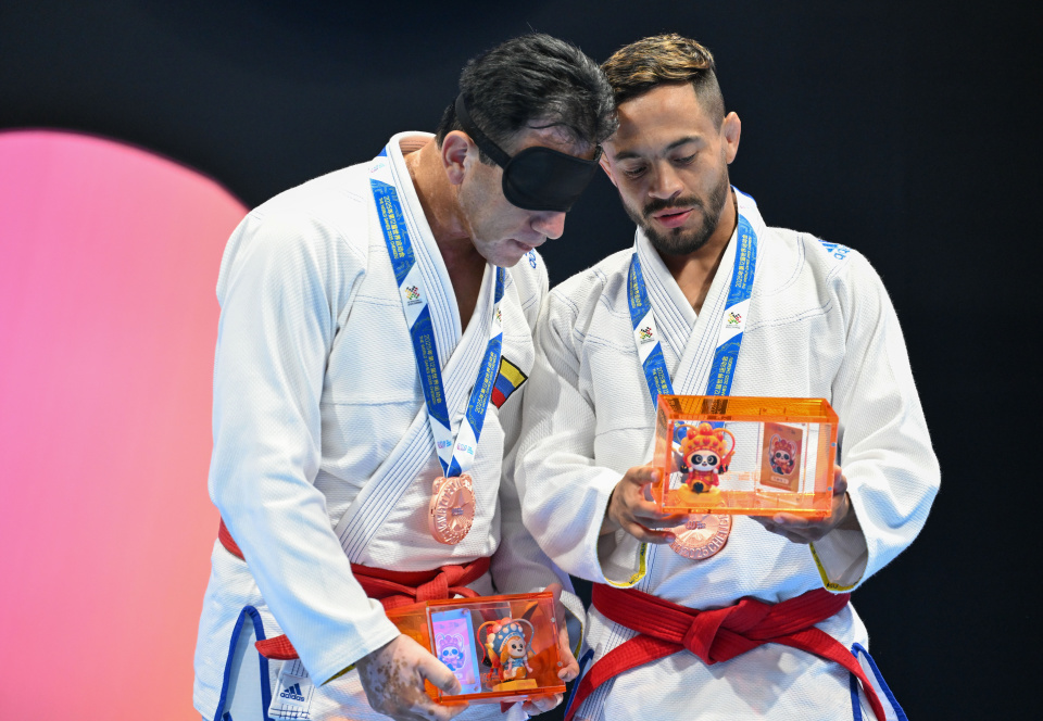 亚军, 新华社记者, 在颁奖仪式 亚军, 新华社记者, 在颁奖仪式