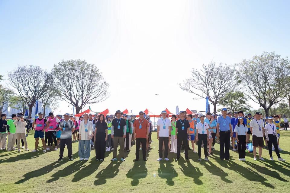 务中心主任, 新颜